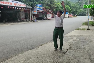 Gặp ông chú vẫy xe như quẩy thu hút "triệu like", thu nhập vạn người mơ