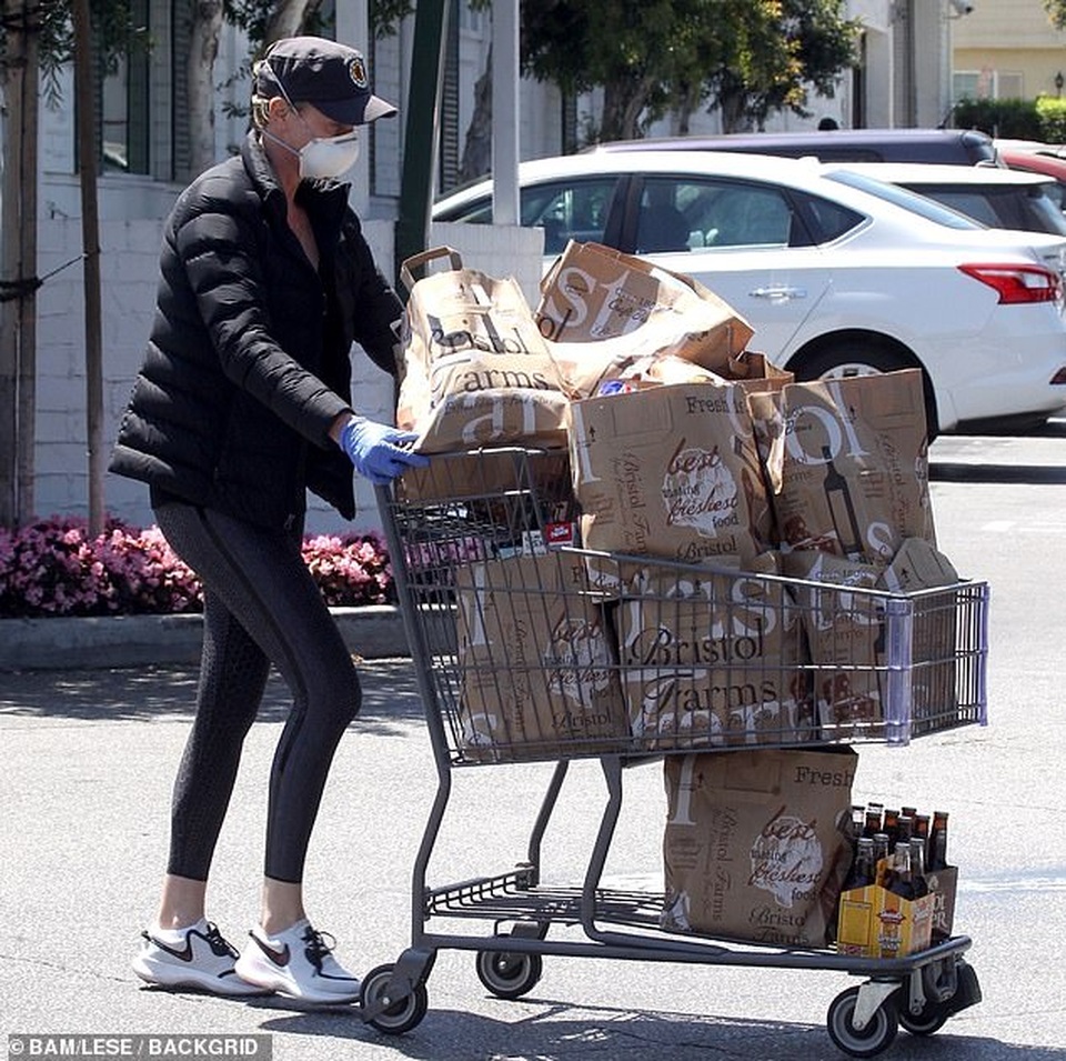 Charlize Theron đẩy xe hàng khủng khi đi siêu thị - 2 Charlize Theron đẩy xe hàng khủng khi đi siêu thị - 2