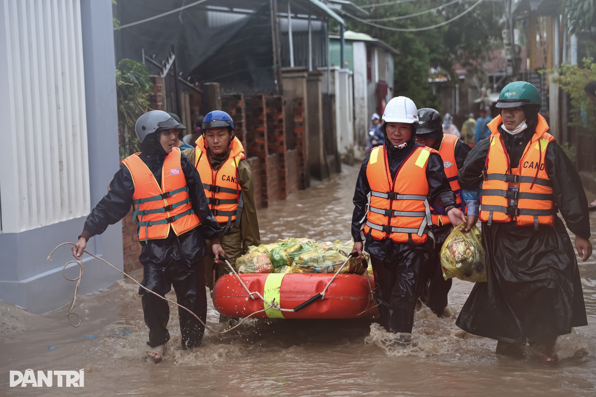 Mẹ già òa khóc khi nhận lương thực giữa biển nước cô lập suốt hai ngày - 10