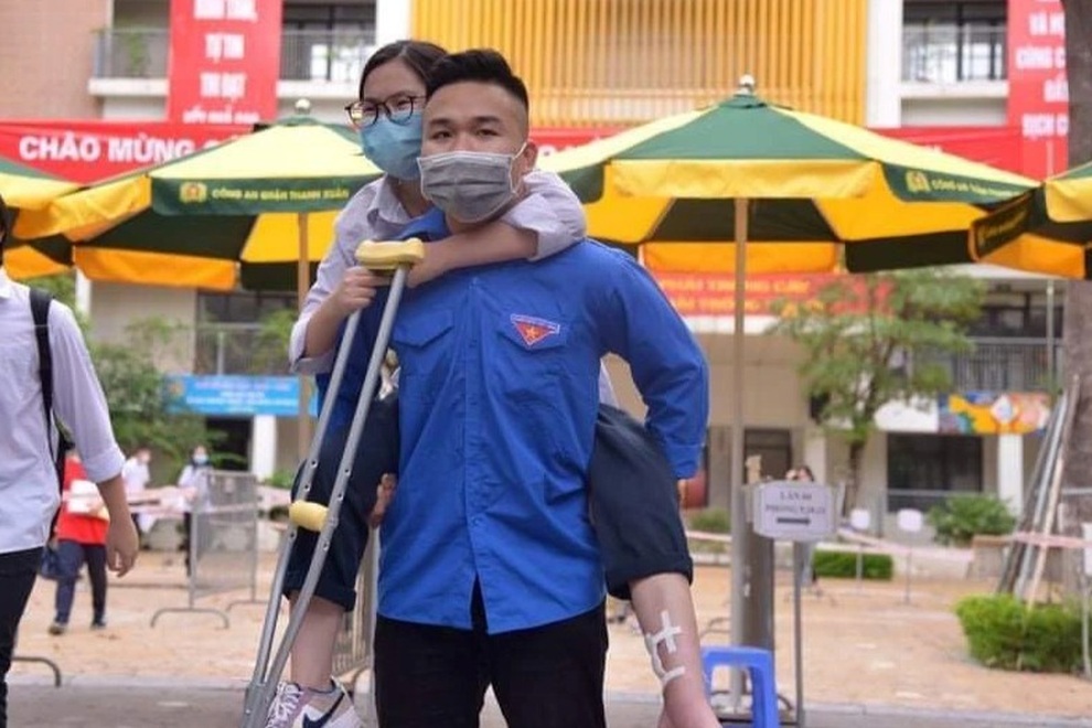 Tình nguyện viên nhiệt tình cõng thí sinh bị thương, che mưa cho thí sinh - 9 Tình nguyện viên nhiệt tình cõng thí sinh bị thương, che mưa cho thí sinh - 9
