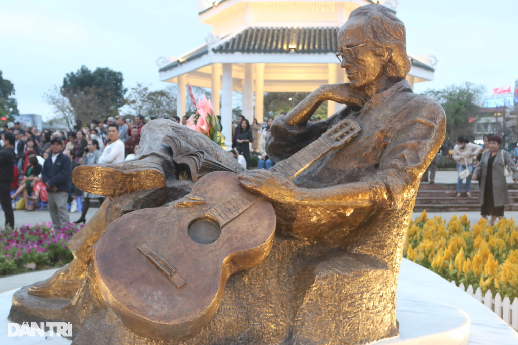 Chiêm ngưỡng tượng cố nhạc sĩ Trịnh Công Sơn bên bờ sông Hương - 1 Chiêm ngưỡng tượng cố nhạc sĩ Trịnh Công Sơn bên bờ sông Hương - 1