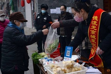 Nhà hàng "vật lộn" bán lẻ từng mớ rau để bù lỗ vì dịch bệnh