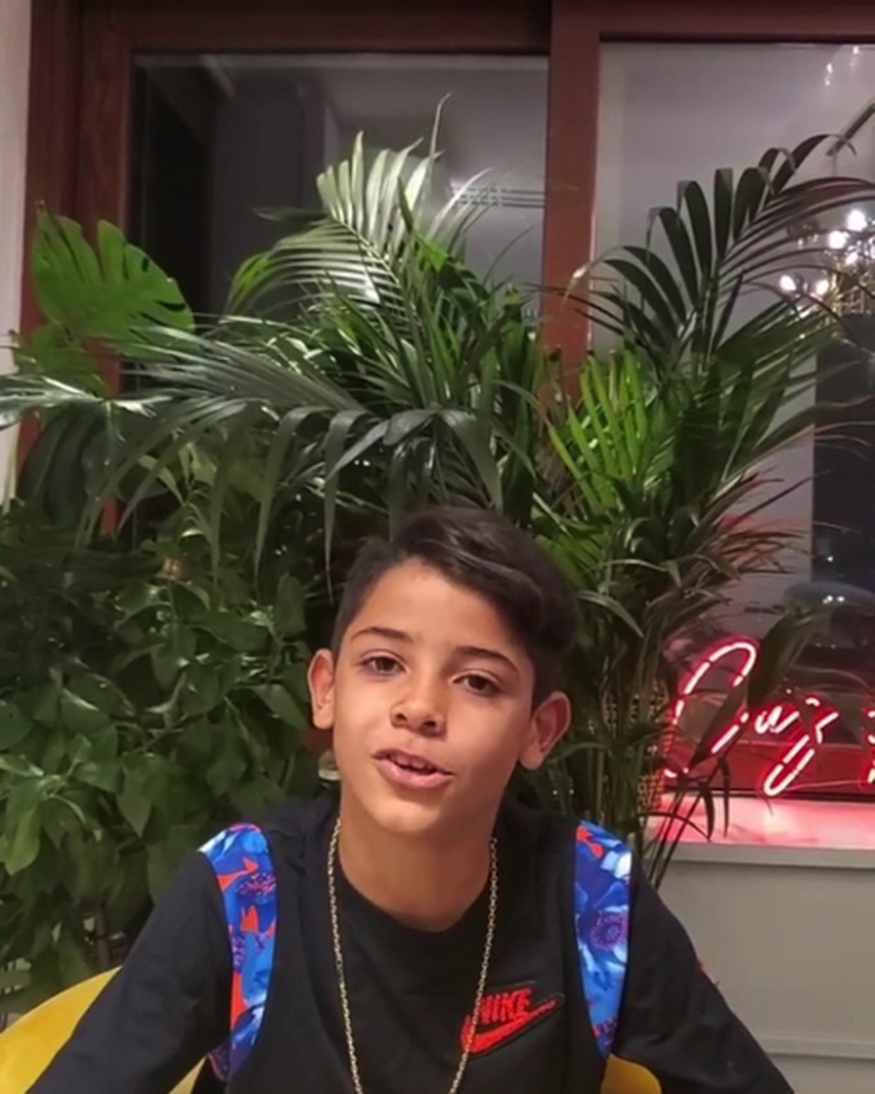 “Hổ phụ sinh hổ tử”, con trai C.Ronaldo chứng tỏ sức hút khó tin - 2 “Hổ phụ sinh hổ tử”, con trai C.Ronaldo chứng tỏ sức hút khó tin - 2