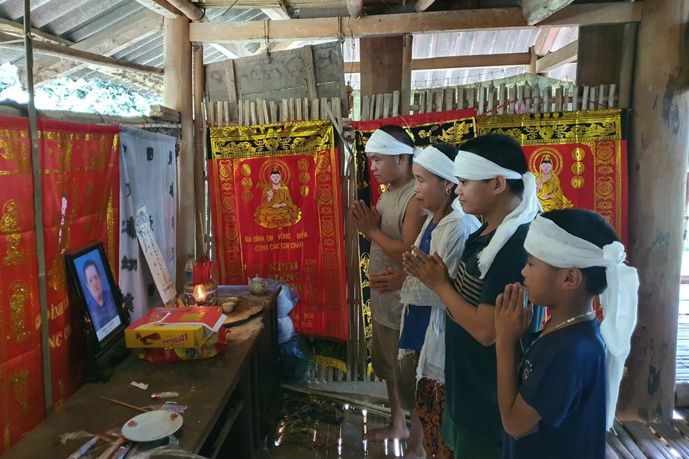 Những cái chết bí ẩn trong ngôi nhà sàn sắp sập của bà mẹ 10 người con - 3 Những cái chết bí ẩn trong ngôi nhà sàn sắp sập của bà mẹ 10 người con - 3