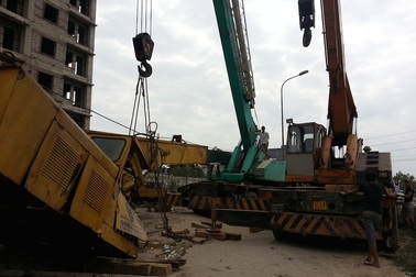 Cần cẩu sập đè bẹp cabin, tài xế thoát chết