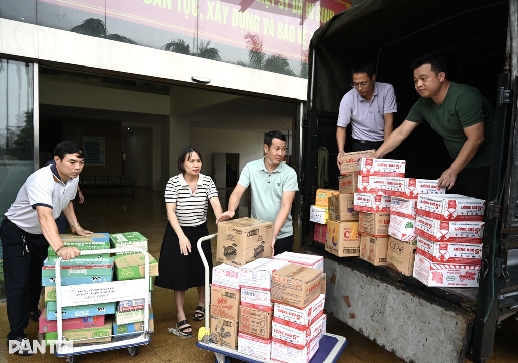 Báo Dân trí tiếp nhận hơn 1,7 tỉ đồng và gần 5 tấn lương thực, thực phẩm - 1 Báo Dân trí tiếp nhận hơn 1,7 tỉ đồng và gần 5 tấn lương thực, thực phẩm - 1
