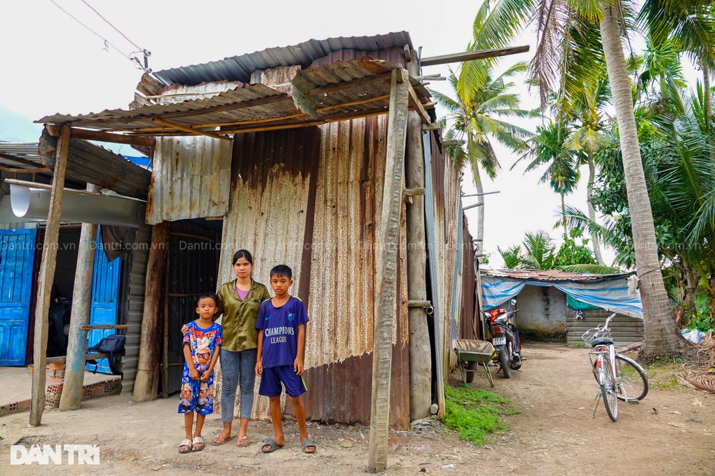 Mẹ đơn thân làm công nhân, ngày kiếm hơn 100.000 đồng nuôi hai con thơ dại - 1 Mẹ đơn thân làm công nhân, ngày kiếm hơn 100.000 đồng nuôi hai con thơ dại - 1
