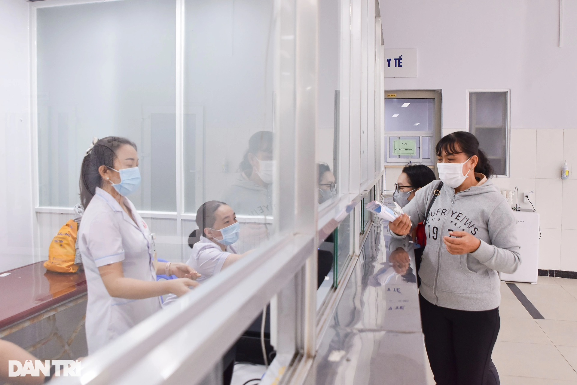 Bệnh nhân đi từ 4h đến nơi điều trị mới ở TPHCM, bất ngờ vì không phải đợi - 6 Bệnh nhân đi từ 4h đến nơi điều trị mới ở TPHCM, bất ngờ vì không phải đợi - 6