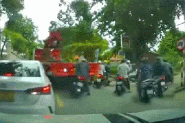 Nổi bật tuần qua: Lùi bất cẩn, tài xế xe cẩu suýt gây tai nạn nghiêm trọng