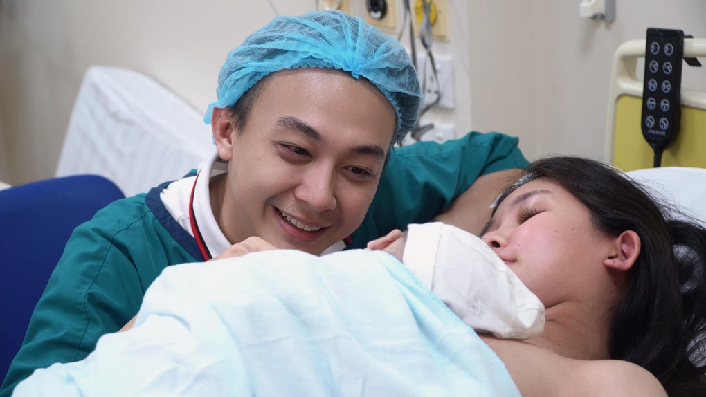Ông xã Hoa hậu Ngân Anh khóc nức nở khi vợ vượt cạn lúc đang bị sốt - 3 Ông xã Hoa hậu Ngân Anh khóc nức nở khi vợ vượt cạn lúc đang bị sốt - 3
