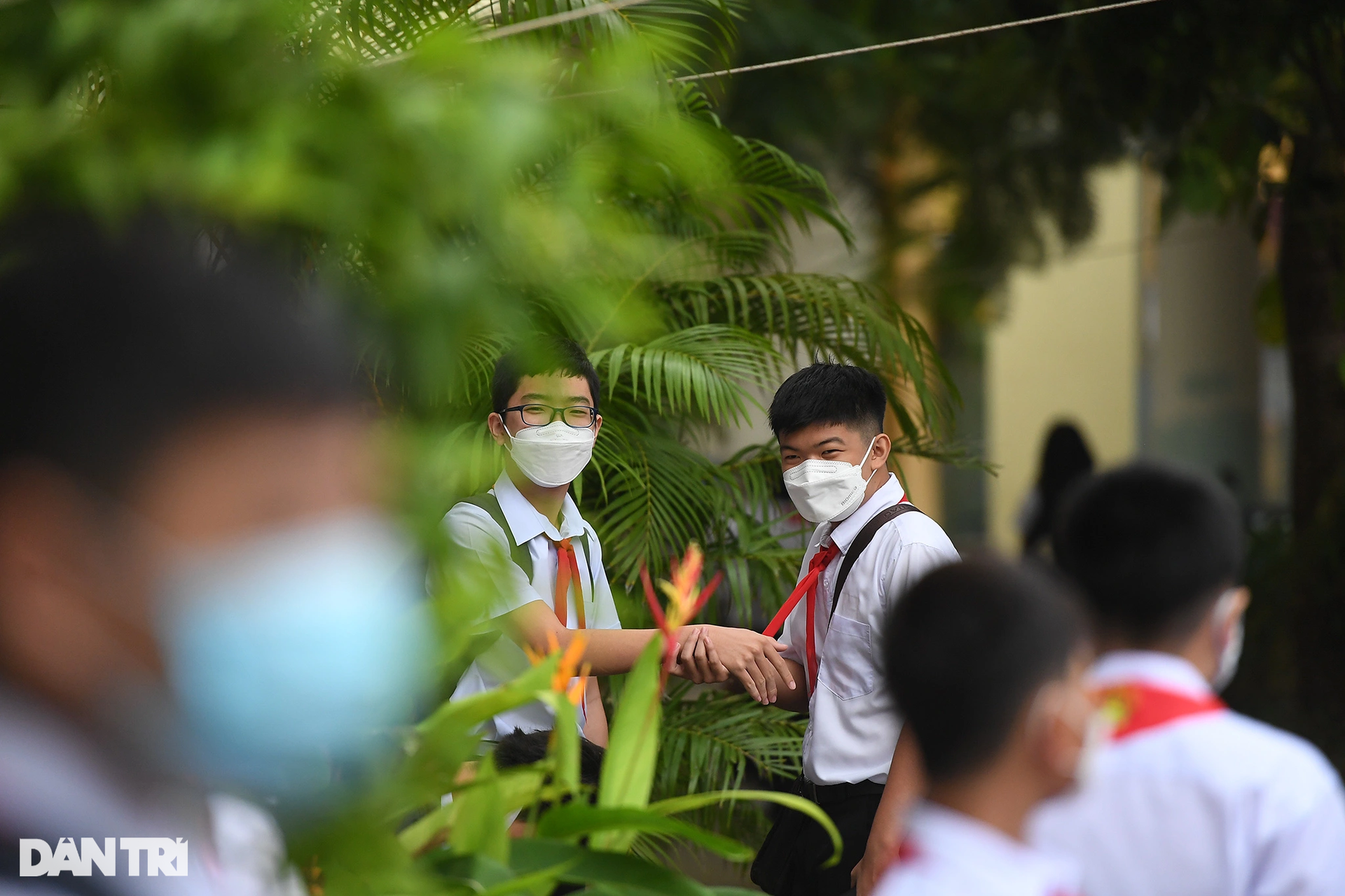 Phụ huynh miền Tây ôm hôn, động viên con trong ngày khai giảng năm học mới - 4 Phụ huynh miền Tây ôm hôn, động viên con trong ngày khai giảng năm học mới - 4