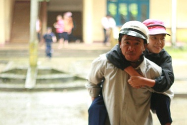 Cậu học trò ngoan 6 năm đến trường trên lưng cha