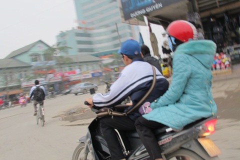 Học sinh thành Vinh "hồn nhiên" đi xe máy tới trường 