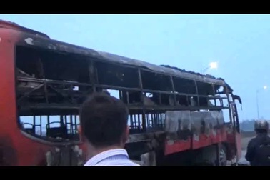 Xe giường nằm cháy trơ khung trên quốc lộ 1