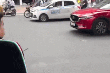 Bênh vực bà bầu gặp nạn, người dân bị nam thanh niên đập phá xe máy