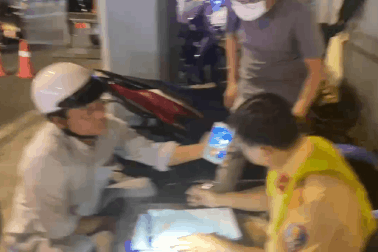 Bị phạt nồng độ cồn, tài xế ở TPHCM gọi người đến chốt CSGT xin bỏ qua lỗi