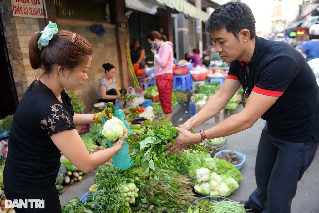 Thị trường mùng 3 Tết: Đồ lễ chùa, hóa vàng đắt hàng - 1 Thị trường mùng 3 Tết: Đồ lễ chùa, hóa vàng đắt hàng - 1