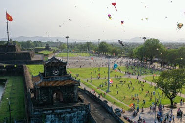 Ngắm hàng nghìn cánh diều tung bay rực rỡ trước cổng Ngọ Môn cố đô Huế