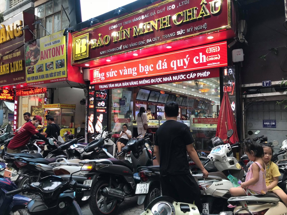 Giá vàng vượt mốc 57 triệu đồng/lượng: Nông dân ôm vàng xuống phố chốt lời - 7 Giá vàng vượt mốc 57 triệu đồng/lượng: Nông dân ôm vàng xuống phố chốt lời - 7