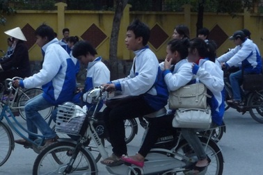 Học sinh vô tư đầu trần “lượn lờ” xe đạp điện
