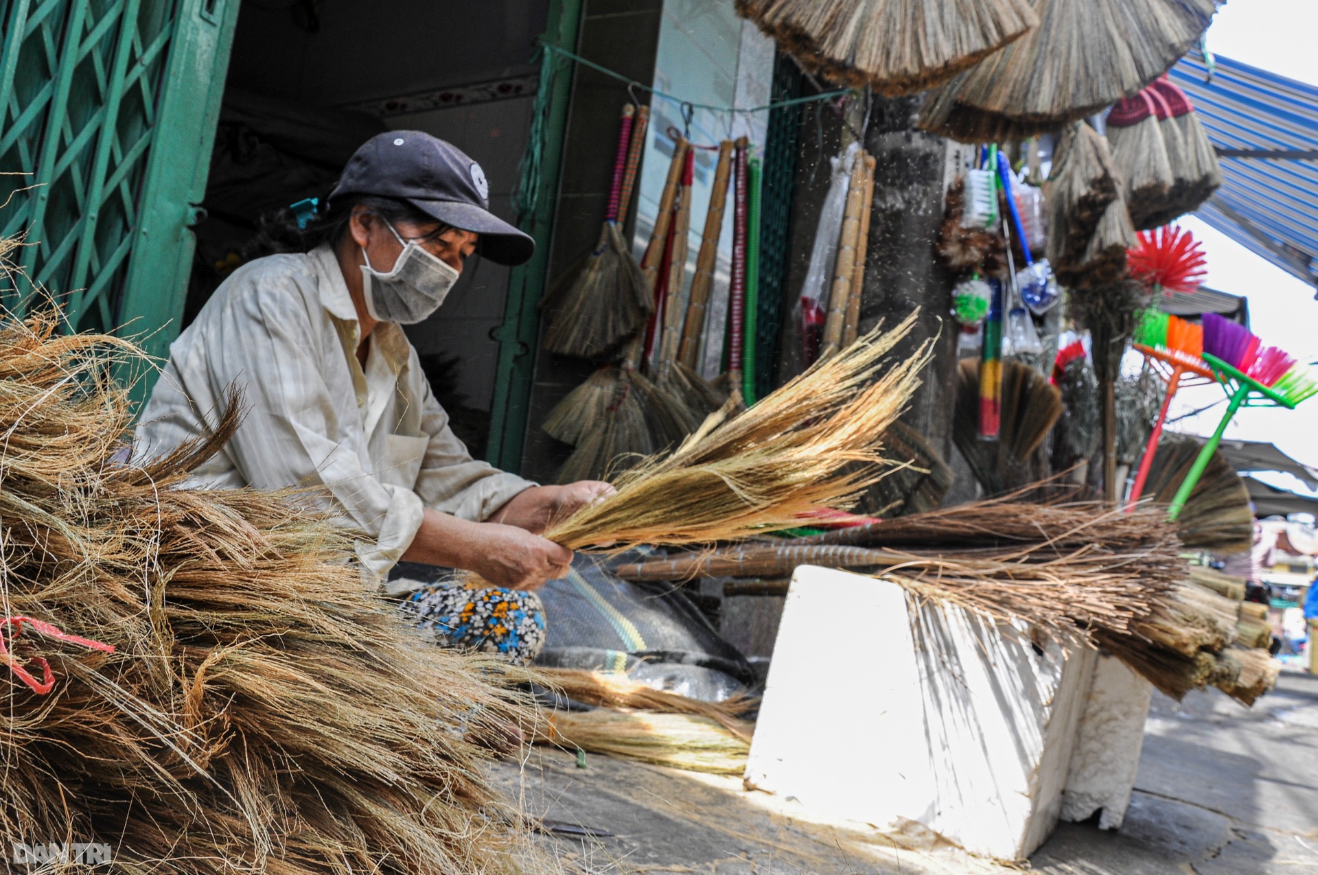 Xóm chổi đót độc nhất ở TPHCM nhộn nhịp ngày giáp Tết - 7