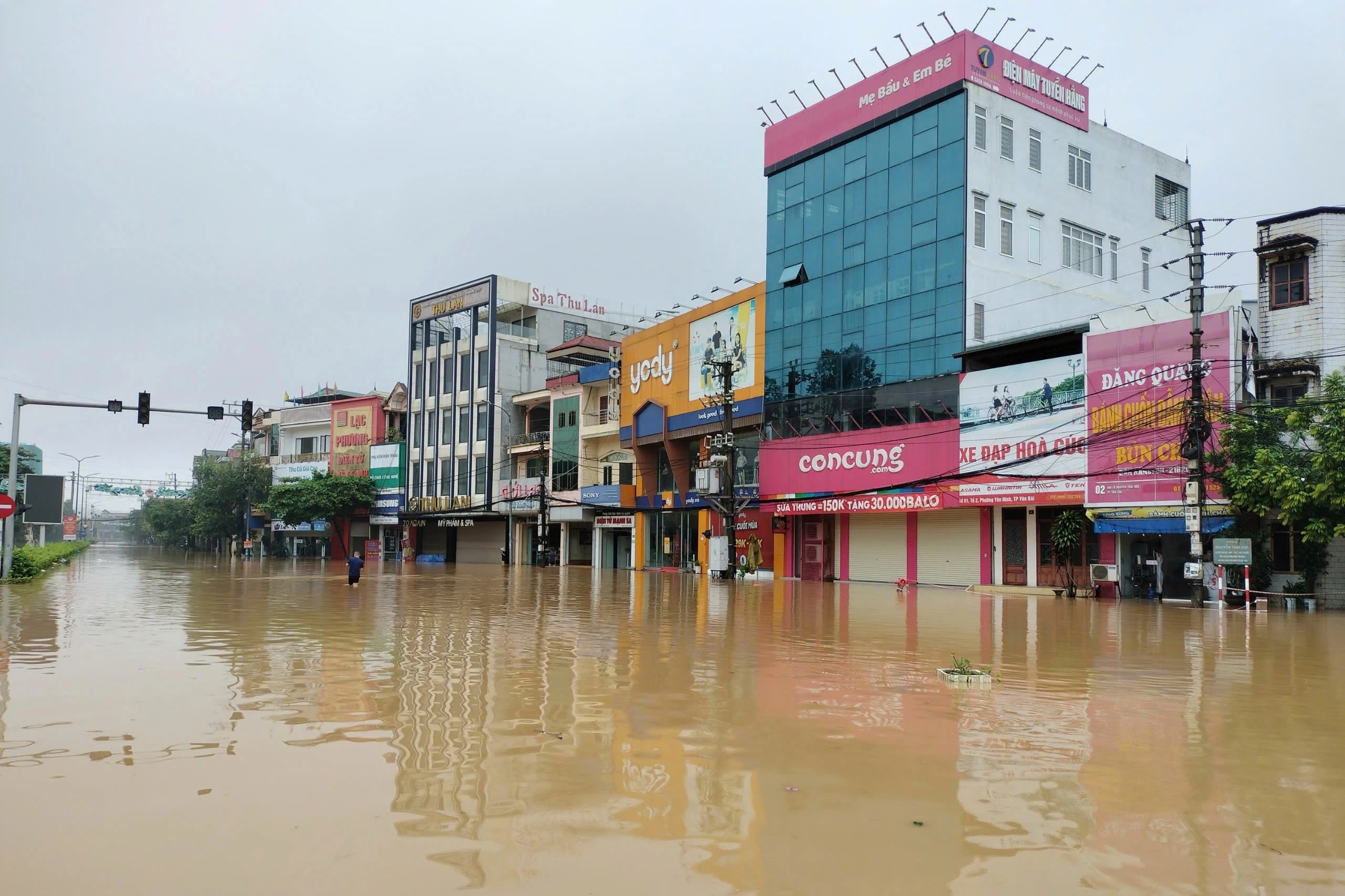 Nước dâng cao gần nóc nhà ở thành phố Yên Bái - 4 Nước dâng cao gần nóc nhà ở thành phố Yên Bái - 4