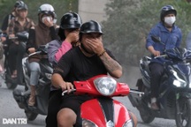 Chật vật đi qua đoạn đường hư hỏng bên dưới tuyến metro Nhổn - ga Hà Nội