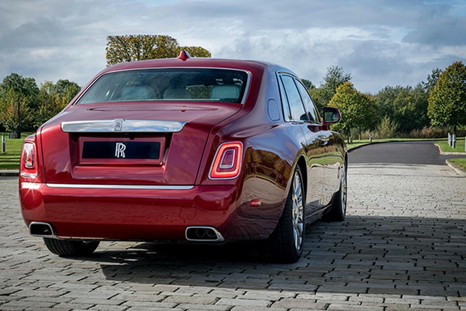 Đấu giá chiếc Rolls-Royce phiên bản Bespoke Red Phantom đặc biệt - 5 Đấu giá chiếc Rolls-Royce phiên bản Bespoke Red Phantom đặc biệt - 5