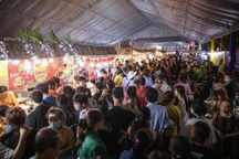Người dân TPHCM chen chật kín tại không gian ẩm thực Lễ hội Sông nước