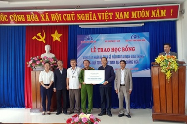 Quỹ Toyota Việt Nam trao học bổng cho con nạn nhân tử vong vì tai nạn giao thông