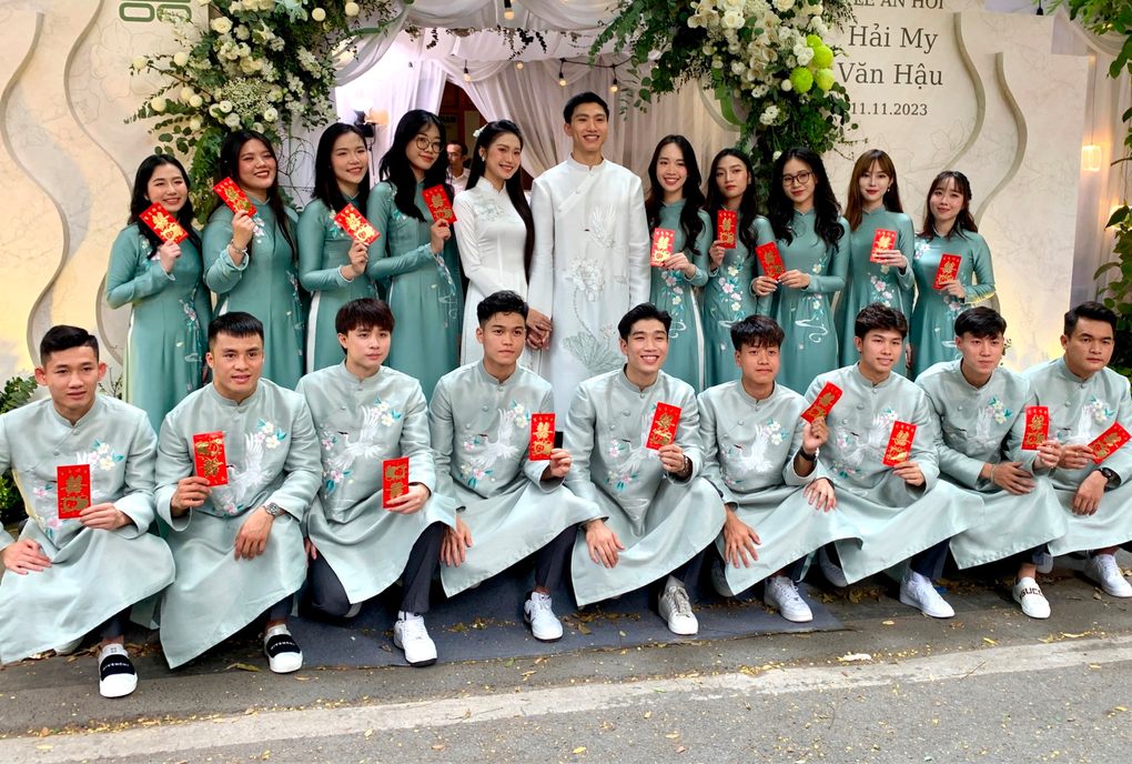 Dàn trai đẹp bê tráp tại đám cưới Đoàn Văn Hậu - Doãn Hải My là ai? - 1