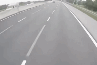 Tránh xe chuyển làn đột ngột, chiếc Lexus lật nghiêng trên đường cao tốc