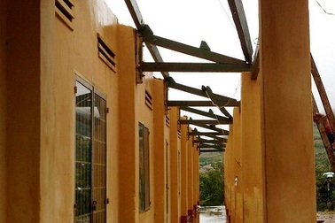 Lốc xoáy cường độ mạnh thổi bay mái hàng chục nhà dân