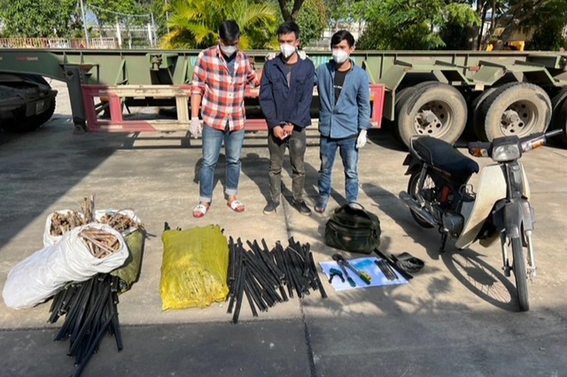 Nửa đêm chạy từ TPHCM sang Tây Ninh cắt trộm dây cáp điện thoại - 1 Nửa đêm chạy từ TPHCM sang Tây Ninh cắt trộm dây cáp điện thoại - 1