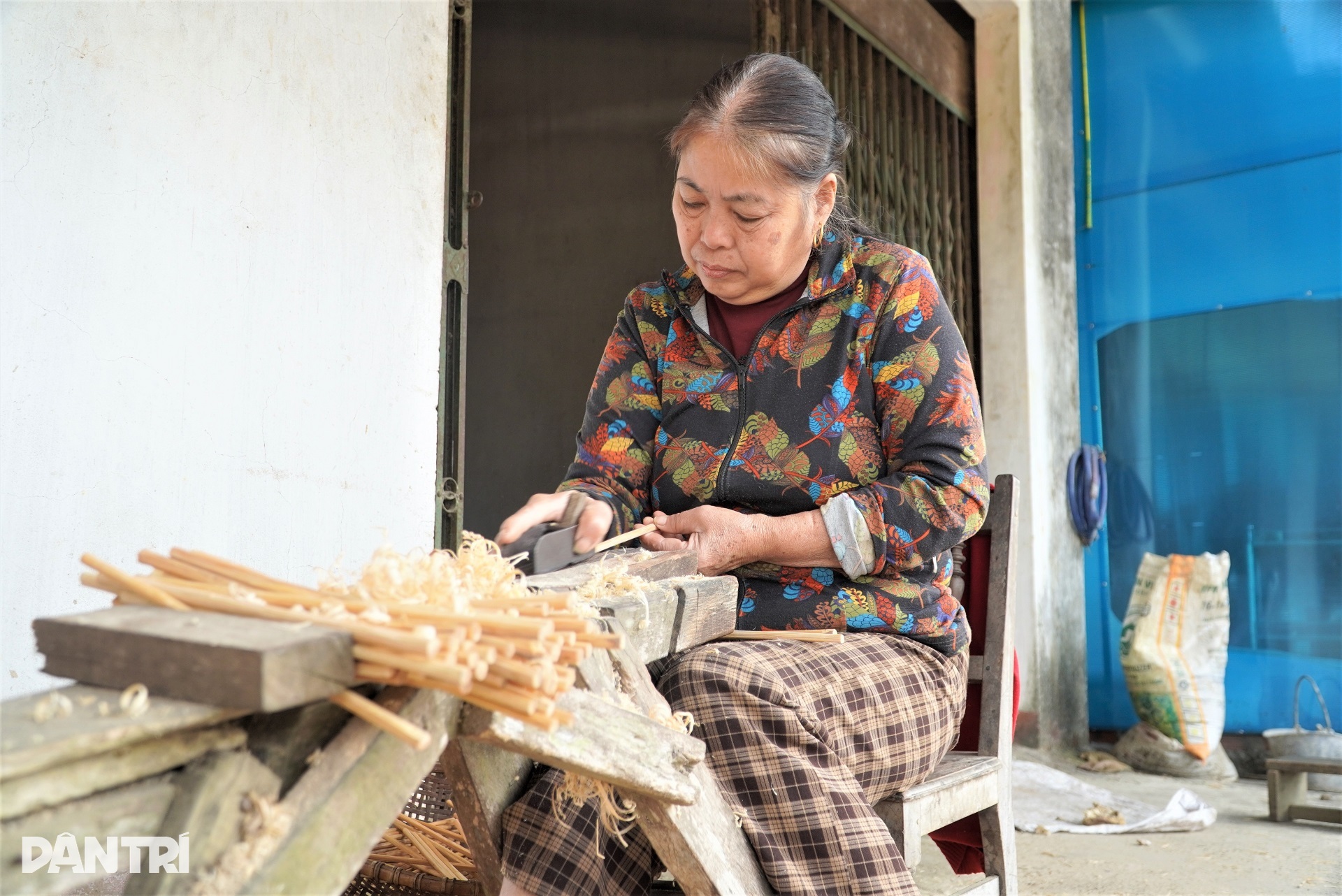 ການຫາເງິນລະຫວ່າງເທດສະການກັບວຽກເຮັດການແຍກໝາກເຜັດ ແລະເຮັດຟັກ - 5 Hái tiền dịp Tết với nghề chẻ cau vót đũa - 5