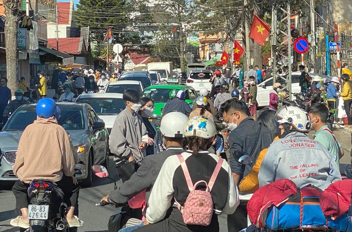 Biển người chen chân ở chợ đêm Đà Lạt, các tuyến đường tắc ngạt thở - 4 Biển người chen chân ở chợ đêm Đà Lạt, các tuyến đường tắc ngạt thở - 4