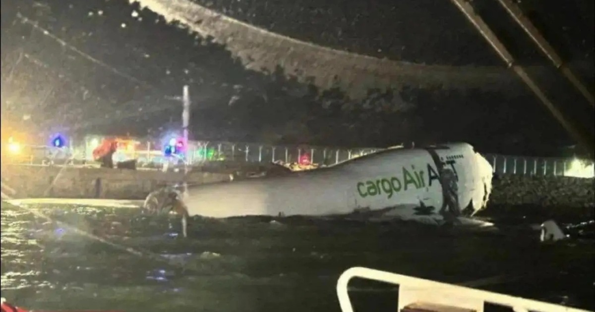 Máy bay trượt khỏi đường băng lao xuống biển ở Hong Kong, 2 người chết