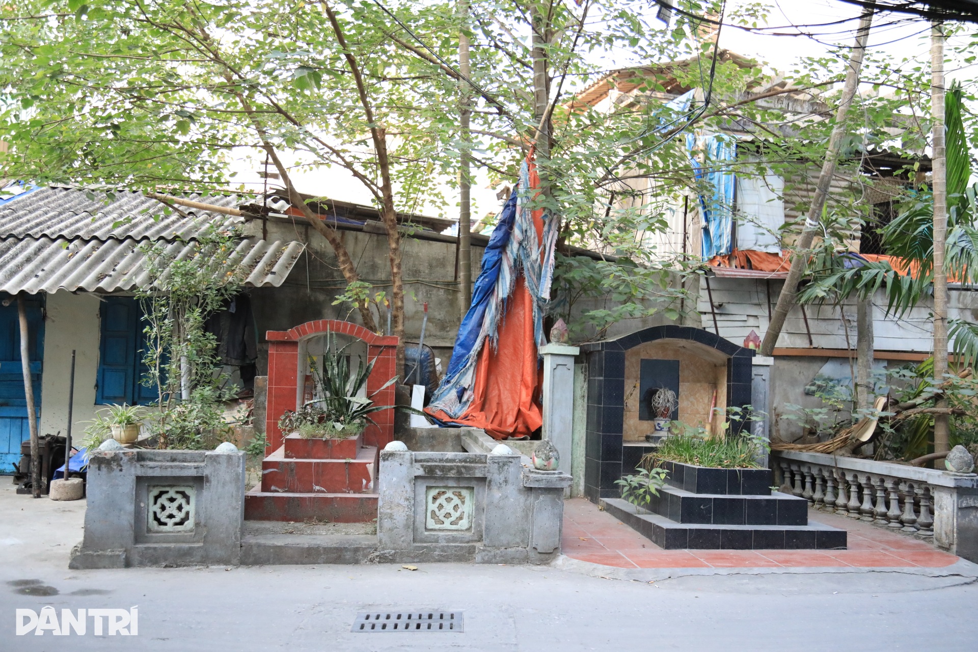 Hà Nội: Cuộc sống nơi nhà người sống cạnh nhà người chết - 4 Hà Nội: Cuộc sống nơi nhà người sống cạnh nhà người chết - 4