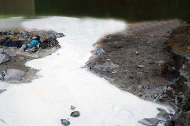 Nhà máy chế biến đá "nhuộm" trắng sông Dinh 