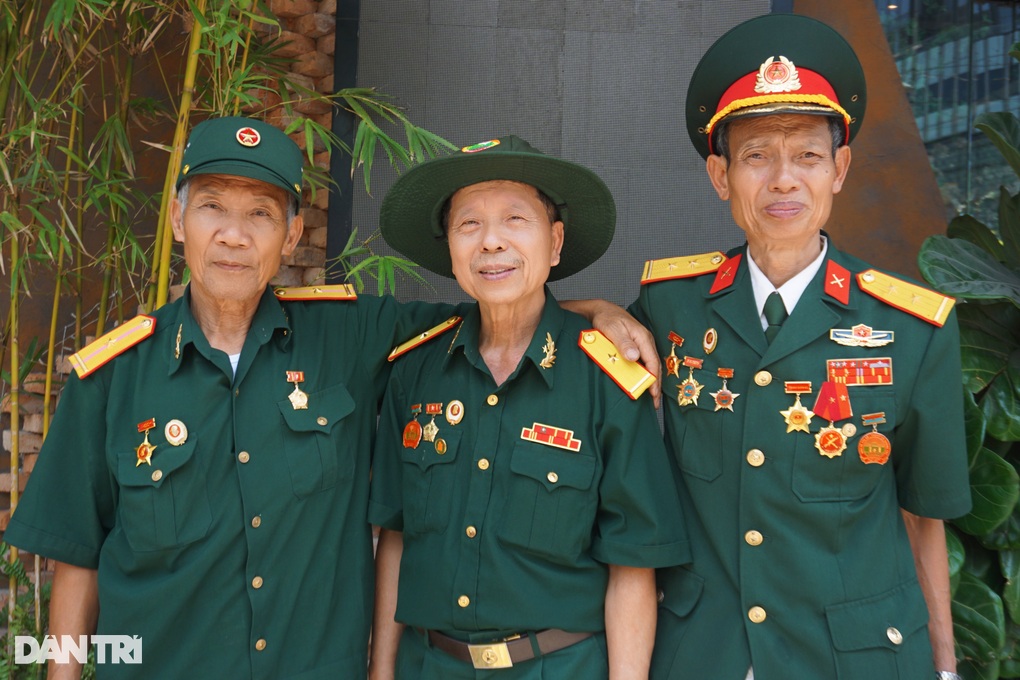 Cựu chiến binh mắt ướt nhòe xem diễu binh: Hòa bình thật đẹp! - 3 Cựu chiến binh mắt ướt nhòe xem diễu binh: Hòa bình thật đẹp! - 3