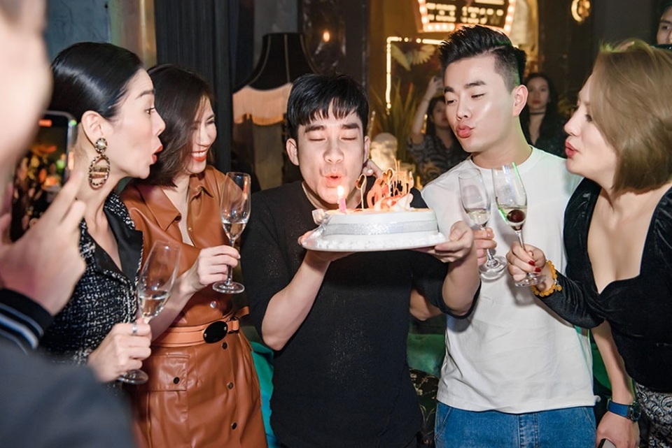 Lệ Quyên và người tình tin đồn kém tuổi đến mừng sinh nhật Quang Hà - 3 Lệ Quyên và người tình tin đồn kém tuổi đến mừng sinh nhật Quang Hà - 3
