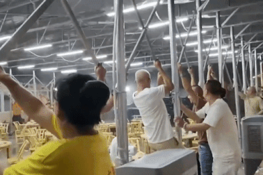 Gió lớn cuốn mái che nhà hàng ở Trung Quốc, thực khách bị thổi bay