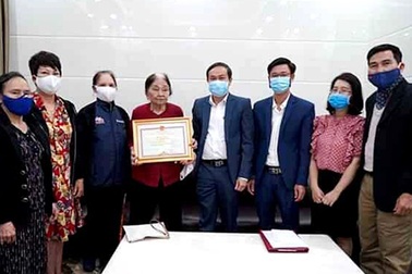 Trao Bằng khen cho cụ bà 101 tuổi ủng hộ 2 tấn gạo chống dịch