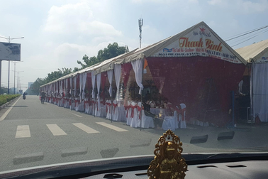 Dựng rạp đám cưới lấn chiếm 1/2 đường gây xôn xao dư luận ở Bình Dương