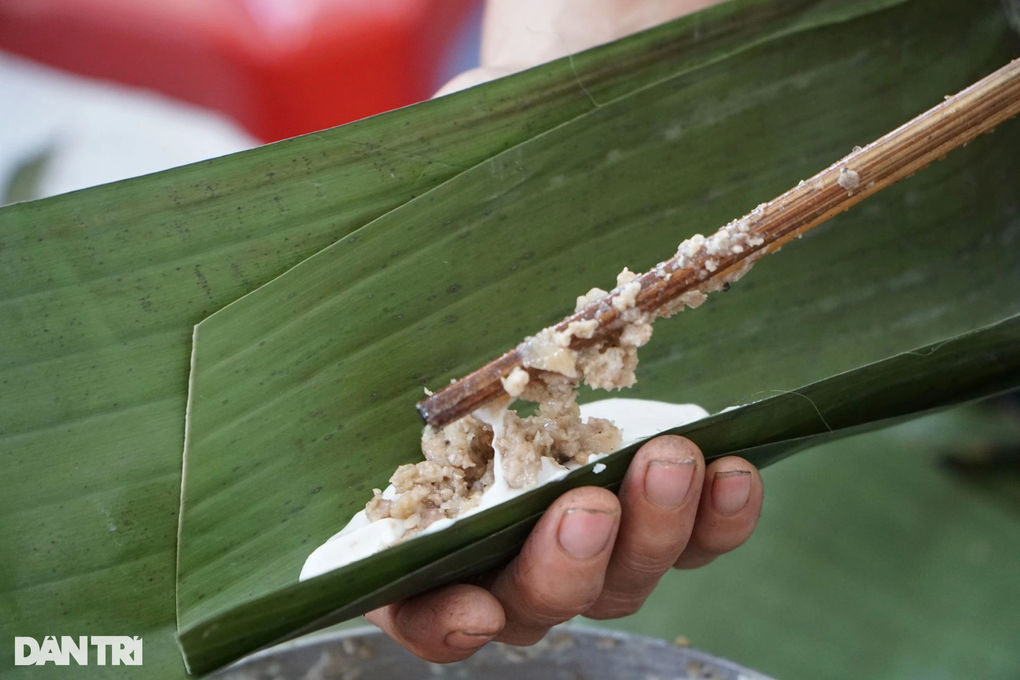 Mỏi tay gói bánh tiến vua, kiếm cả triệu đồng trong ngày lễ - 2 Mỏi tay gói bánh tiến vua, kiếm cả triệu đồng trong ngày lễ - 2