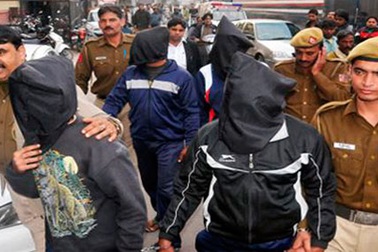 Nghi phạm vụ hãm hiếp nữ sinh Ấn Độ tự sát trong tù 