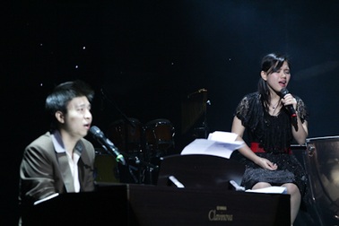 Đức Trí đệm đàn cho Thuỳ Chi trong đêm cuối năm