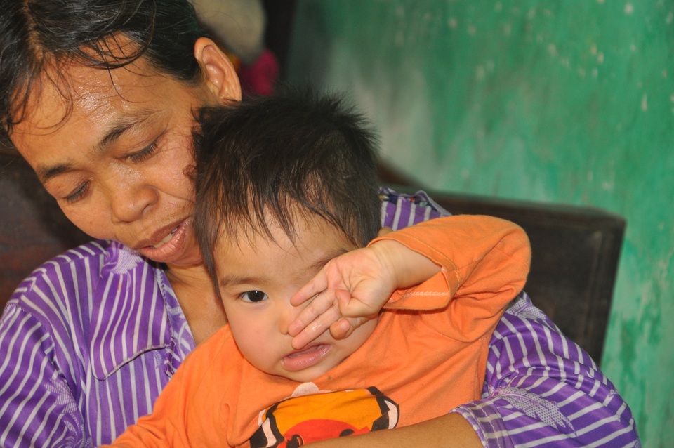 Hai đứa trẻ mồ côi khốn khổ đói run người trong túp lều nóng như lò bánh mì - 4 Hai đứa trẻ mồ côi khốn khổ đói run người trong túp lều nóng như lò bánh mì - 4