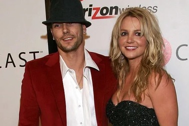 Chồng cũ Britney khen ngợi khi cô đi điều trị thần kinh