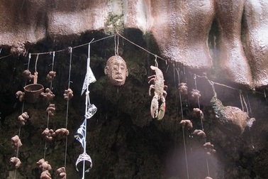 Kỳ lạ hang động có khả năng "biến" mọi thứ thành đá